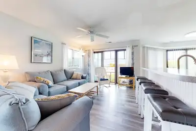 Image de East of the Sun condo w/ central Ac, W/D, & shared pool - under 1 mile to beach