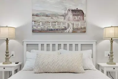 Image de Sycamore Suite · Romantic Getaway on Main Street - Sycamore Suite