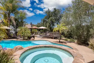 Image de Burgundy by AvantStay | Basketball Crt, Pool, Hot Tub, Outdoor Kitchen!