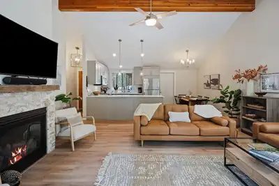 Image de Perfection! Remodel, Location, Hot Tub, A\/C, Everything Lovely!