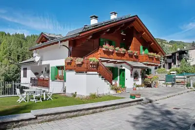 Image de Appartement de vacances 'Ginepro Casa Vacanze' près des pistes avec jardin, 2 balcons et Wi-Fi.