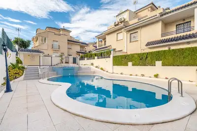 Image de Bungalow à Torrevieja près de la plage avec piscine partagée et Wi-Fi