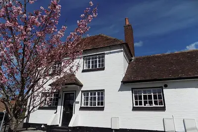 Image de Double Award Winning, Stunning 1700's Grade 2 listed cottage near Stonehenge