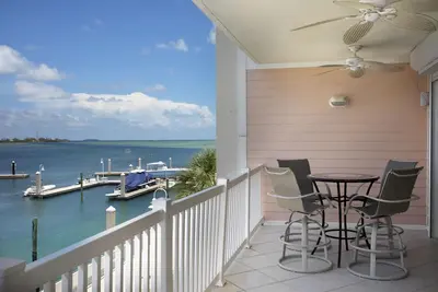Image de Sea-renity: 2bed 2bath condo w/ boat slip, pool/jacuzzi, waterfront balcony