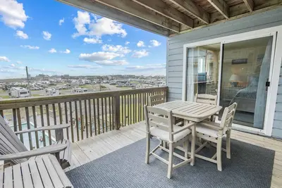 Image de Summer Savings - Semi-Oceanfront Condo w/ Private Balcony, Resort Pool, Elevator