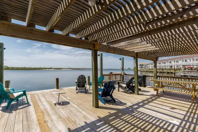 Image de Waterfront Complex with Fishing Dock and Beach Nearby