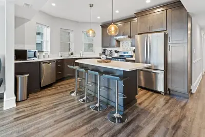 Image de Modern 4br/2ba Apt Steps to the Beach! Open Living