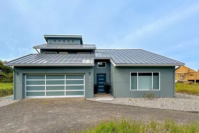 Image de Ocean-view getaway with patio & decks, gas grill, firepit, and W/D