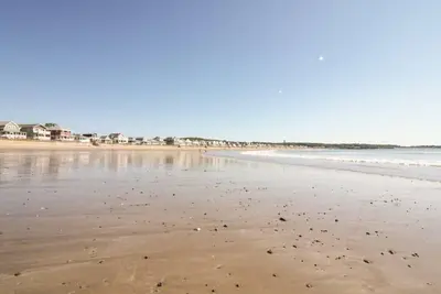 Image de Long Beach Suites: 3 Mins Toes To Sand!