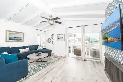Image de New Listing! | Recently Remodeled Upper Unit | Steps to Sand! | Stylish Interior