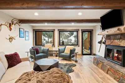 Image de Newly Remodeled! Townhome with Ski Access  & Private Hot Tub!