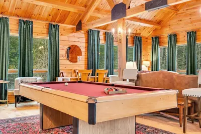 Image de Sunday River Lakefront Grand Cabin, Sleeps 20, Hot tub, fire pit, pets welcome