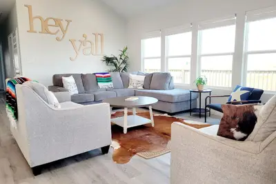 Image de 3br Beachfront Retreat | Gulf Views, Wraparound Deck, Sleeps 12, Pet-Friendly, & More