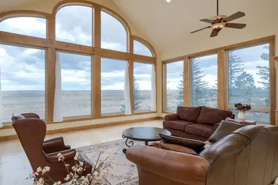 Image de Ranchette Living near Frontier Days! Views!
