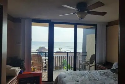 Image de Ocean Front View from your Balcony and bedroom - one bedroom Condo