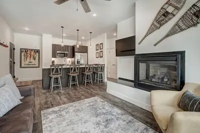 Image de River West · Upscale Value, Centrally Located & Comfortable