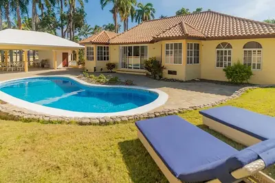 Image de 4bd guest-friendly villa steps from sandy beach! Private pool, cable Tv, Wi-Fi