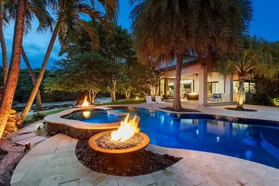 Lux Villa with pool on the water / Beach Access!
