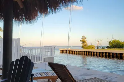 Image de Oceanview waterfront villa, relaxing tiki, dock minutes to the beach.