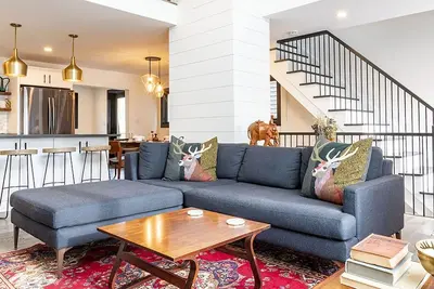 Image de Brand New 4 story home minutes from Warren St w\/ a King Suite!
