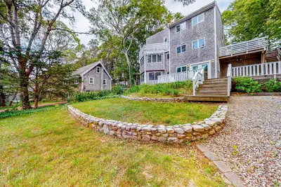 Image de Large, air-conditioned home with 3 decks & yard - 3\/4 mile to Covell's Beach