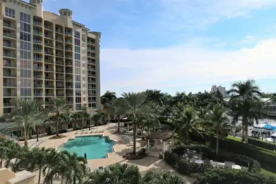 Image de Breezy condo with poolside views!