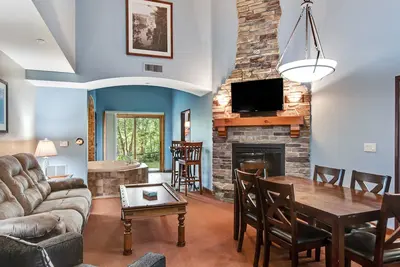 Image de Ground-floor condo with patio, fireplace, jetted tub, & central Ac
