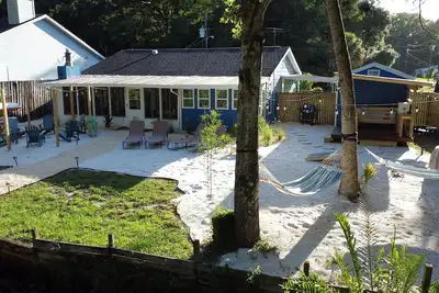 Image de Weeki Wachee River Beach Retreat: with Tiki Bar, Fire Pit Hot Tub & Clear Kayaks
