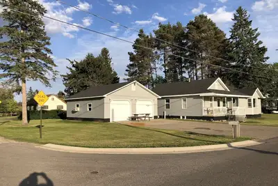Image de Central located. Includes finished 2 car garage! 1 minute from beach!