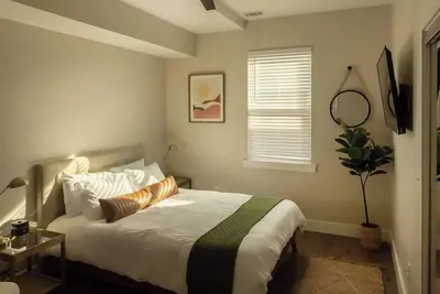 Image de Downtown, contemporary, 2 bedroom, Roof Terrace! 4a