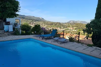 Image de Bas de villa avec piscine vue mer dans le Var