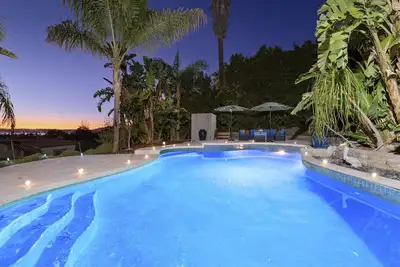 Image de Massive Hillside Estate Heated Pool+Spa Views! ! !