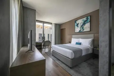 Image de One Bedroom Queen Suite Near Gold Souk Metro