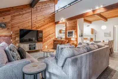 Pet Friendly! Location, Luxury, Comfort