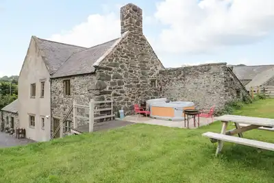 Image de Yr Hen Dy, pet friendly, with hot tub in Llandudno Junction