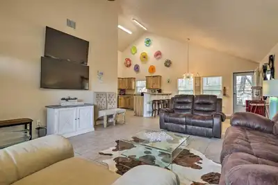 Image de Pet-Friendly Home w/ Deck: 1 Mi to Canyon Lake Fun