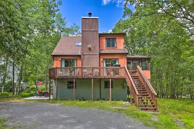 Image de Bushkill House w\/ Deck & Community Amenities!