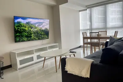 Image de Bright 2-bedroom condo with pool in Bgc Uptown