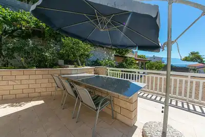 Garçonnière avec la terrasse et la vue sur le mer Stanici, Omis (As-19941-f)