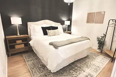 Image de High-end luxurious loft within walking distance to downtown!
