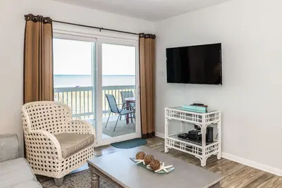 Image de Lovely beachfront condo with beach access, central Ac, washer/dryer & fast WiFi