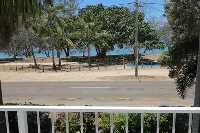 Image de Arcadia Beach Unit 4 - Charming sunny apartment with front row balcony view over Geoffrey Bay