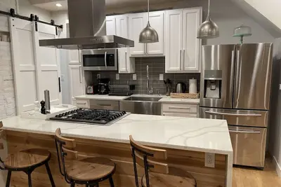 Image de Trendy, Spacious Home w/Parking in Perfect Location