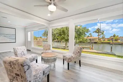 Image de Newly remodeled. Waterfront. 7 min walk from the beach!