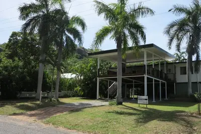 Image de The Deck on Picnic - fun-filled family island getaway just an easy stroll to Picnic Bay beachfront