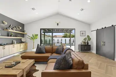 Image de Newly Remodeled Outdoor Living Space! Heated Pool!