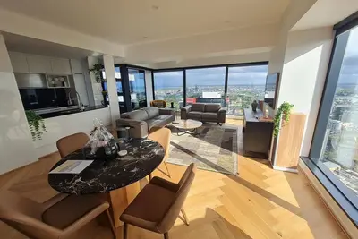 Image de Luxury high-rise city lifestyle with views.