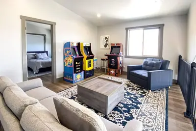 Image de New! Lake House Hill -Private Hot Tub & Lake Views