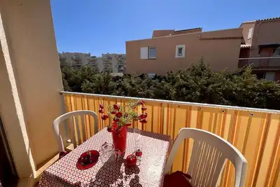 Image de Appartement T2 climatisé à Cavalaire, parking privé, proche centre et plages, balcon au calme
