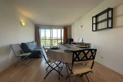 Image de Appartement T2 avec Terrasse, Piscine et Parking – La Rochelle